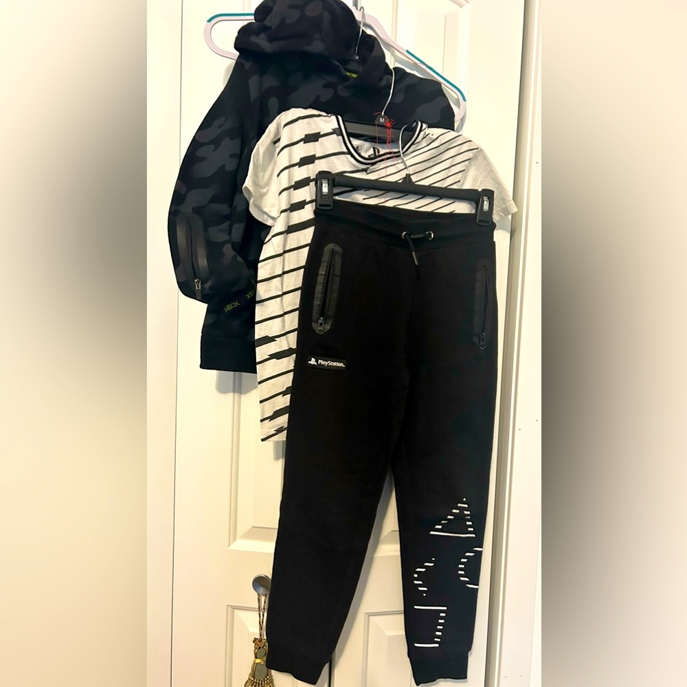 3pieces pants jogger ,Hoodie sweater,shirt size8-9years old like new !!🤩